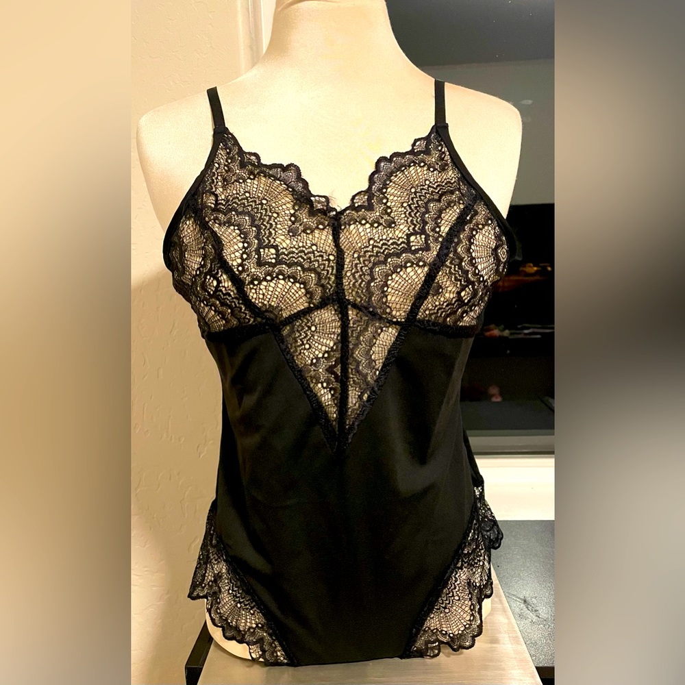 2 pack blk/white XL women’s shape wear bodysuits & 5 high waist panties in Lrg